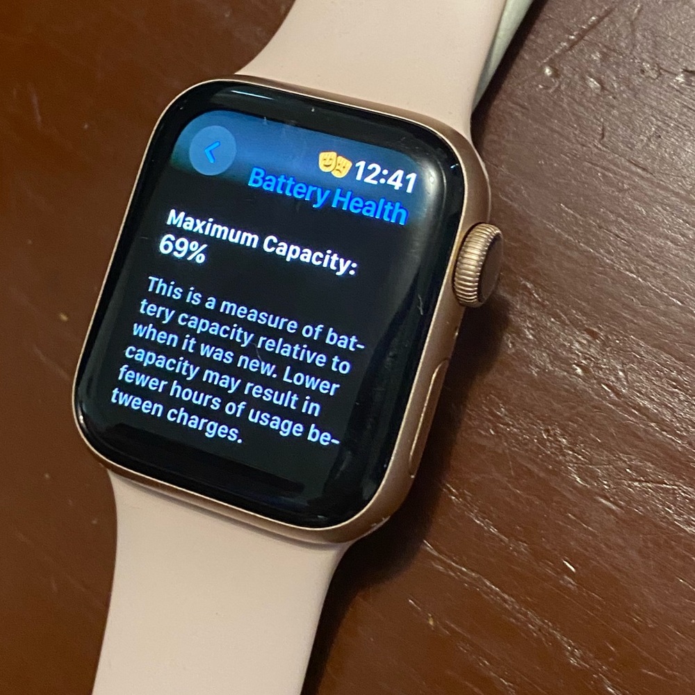 Apple Watch Series 4 GPS 40mm Model A1977 Pink S/M Band APPLE NO LONGER SUPPORTS - Picture 9 of 17